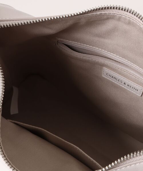 CHARLES & KEITH(チャールズ & キース)の「Atwood アトウッド チェーンホーボーバッグ(ショルダーバッグ・レディース・サンドグレー/スミクロ・L)」の3枚目の写真