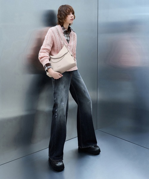 CHARLES & KEITH(チャールズ & キース)の「Atwood アトウッド チェーンホーボーバッグ(ショルダーバッグ・レディース・サンドグレー/スミクロ・L)」の11枚目の写真