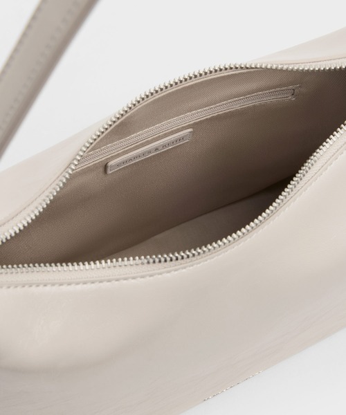 CHARLES & KEITH(チャールズ & キース)の「Atwood アトウッド チェーンホーボーバッグ(ショルダーバッグ・レディース・サンドグレー/スミクロ・L)」の5枚目の写真