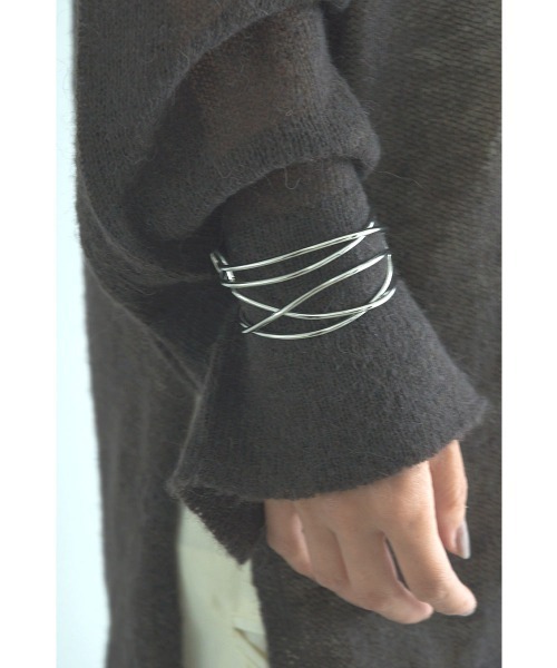 marjour(マージュール)の「CROSS LINE WIRE BANGLE(バングル/リストバンド・レディース・シルバー/ゴールド・FREE)」の2枚目の写真