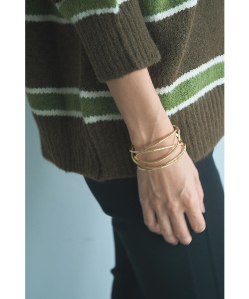 marjour(マージュール)の「CROSS LINE WIRE BANGLE(バングル/リストバンド・レディース・シルバー/ゴールド・FREE)」の1枚目の写真