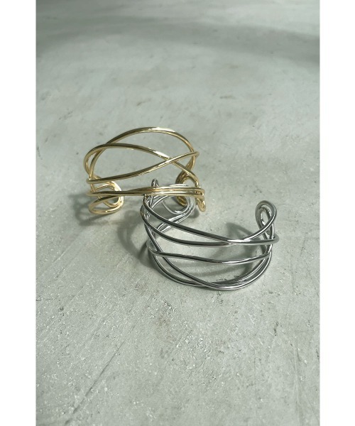 marjour(マージュール)の「CROSS LINE WIRE BANGLE(バングル/リストバンド・レディース・シルバー/ゴールド・FREE)」の18枚目の写真