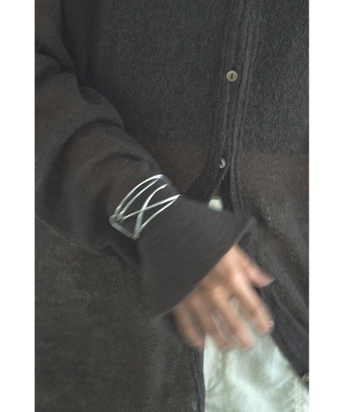 marjour(マージュール)の「CROSS LINE WIRE BANGLE(バングル/リストバンド・レディース・シルバー/ゴールド・FREE)」の11枚目の写真