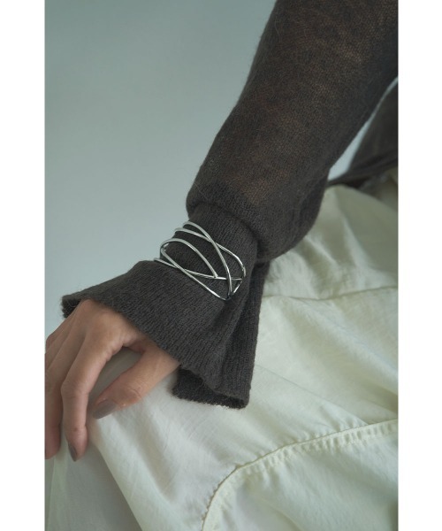 marjour(マージュール)の「CROSS LINE WIRE BANGLE(バングル/リストバンド・レディース・シルバー/ゴールド・FREE)」の13枚目の写真