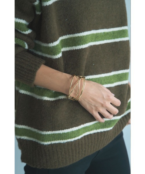 marjour(マージュール)の「CROSS LINE WIRE BANGLE(バングル/リストバンド・レディース・シルバー/ゴールド・FREE)」の14枚目の写真