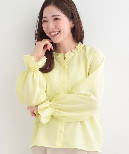 SHOO・LA・RUE（シューラルー）の「【洗濯後しわになりにくい/S-LL/UV】1枚で華やか　フリル使いがポイント　柔らかブラウス（シャツ/ブラウス・レディース・ライトイエロー系/ライトブルー/オフホワイト・01/04/03/02）」の3枚目の写真