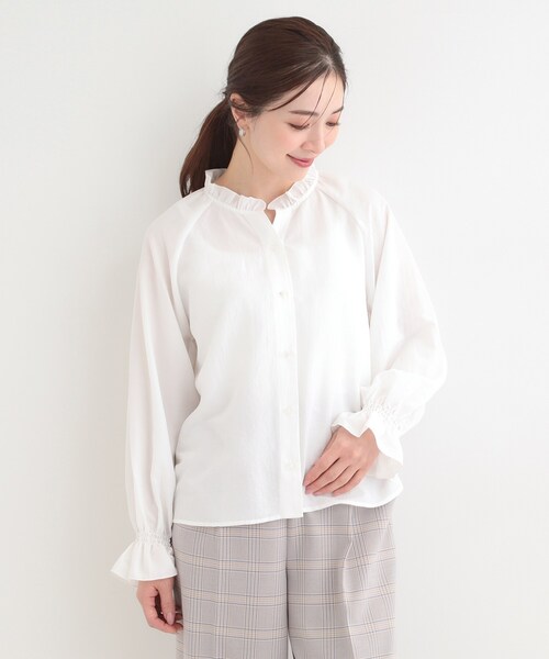 SHOO・LA・RUE（シューラルー）の「【洗濯後しわになりにくい/S-LL/UV】1枚で華やか　フリル使いがポイント　柔らかブラウス（シャツ/ブラウス・レディース・ライトイエロー系/ライトブルー/オフホワイト・01/04/03/02）」の13枚目の写真