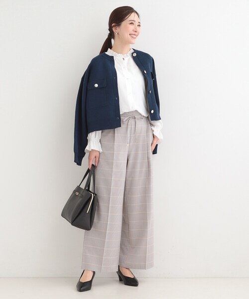 SHOO・LA・RUE（シューラルー）の「【洗濯後しわになりにくい/S-LL/UV】1枚で華やか　フリル使いがポイント　柔らかブラウス（シャツ/ブラウス・レディース・ライトイエロー系/ライトブルー/オフホワイト・01/04/03/02）」の15枚目の写真