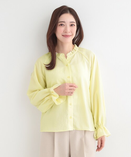 SHOO・LA・RUE（シューラルー）の「【洗濯後しわになりにくい/S-LL/UV】1枚で華やか　フリル使いがポイント　柔らかブラウス（シャツ/ブラウス・レディース・ライトイエロー系/ライトブルー/オフホワイト・01/04/03/02）」の17枚目の写真