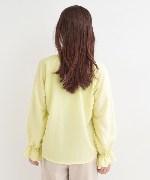 SHOO・LA・RUE（シューラルー）の「【洗濯後しわになりにくい/S-LL/UV】1枚で華やか　フリル使いがポイント　柔らかブラウス（シャツ/ブラウス・レディース・ライトイエロー系/ライトブルー/オフホワイト・01/04/03/02）」の18枚目の写真