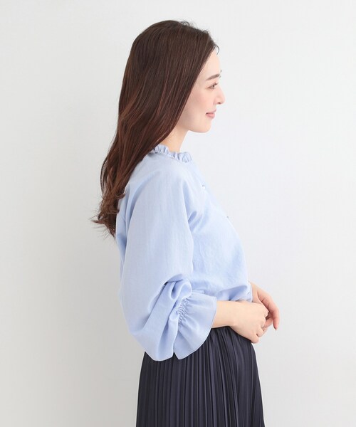 SHOO・LA・RUE（シューラルー）の「【洗濯後しわになりにくい/S-LL/UV】1枚で華やか　フリル使いがポイント　柔らかブラウス（シャツ/ブラウス・レディース・ライトイエロー系/ライトブルー/オフホワイト・01/04/03/02）」の4枚目の写真
