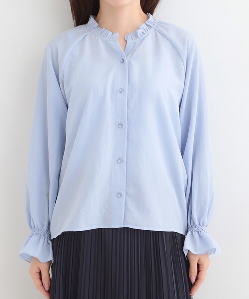 SHOO・LA・RUE（シューラルー）の「【洗濯後しわになりにくい/S-LL/UV】1枚で華やか　フリル使いがポイント　柔らかブラウス（シャツ/ブラウス・レディース・ライトイエロー系/ライトブルー/オフホワイト・01/04/03/02）」の7枚目の写真