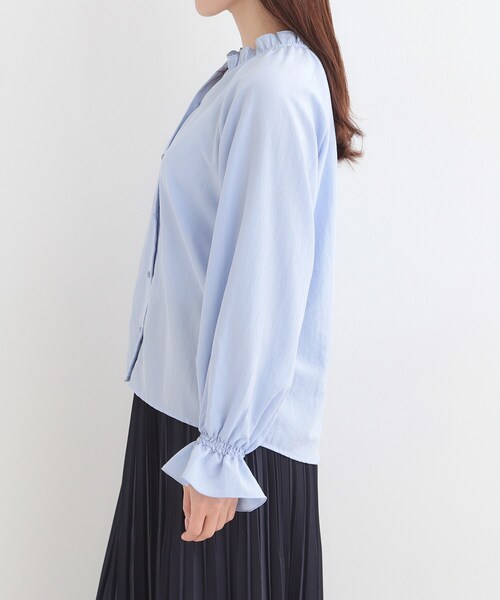 SHOO・LA・RUE（シューラルー）の「【洗濯後しわになりにくい/S-LL/UV】1枚で華やか　フリル使いがポイント　柔らかブラウス（シャツ/ブラウス・レディース・ライトイエロー系/ライトブルー/オフホワイト・01/04/03/02）」の8枚目の写真