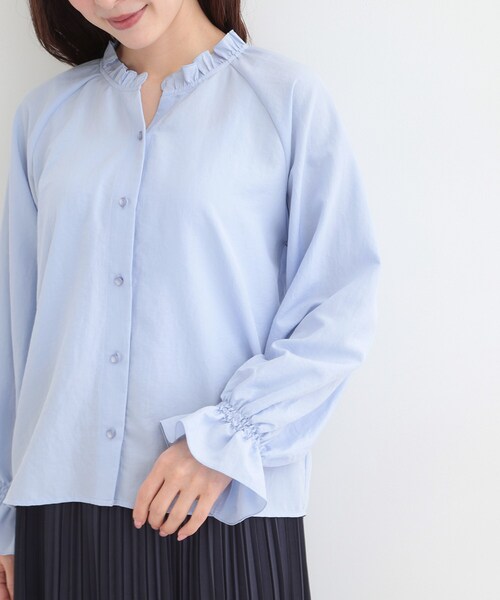 SHOO・LA・RUE（シューラルー）の「【洗濯後しわになりにくい/S-LL/UV】1枚で華やか　フリル使いがポイント　柔らかブラウス（シャツ/ブラウス・レディース・ライトイエロー系/ライトブルー/オフホワイト・01/04/03/02）」の11枚目の写真