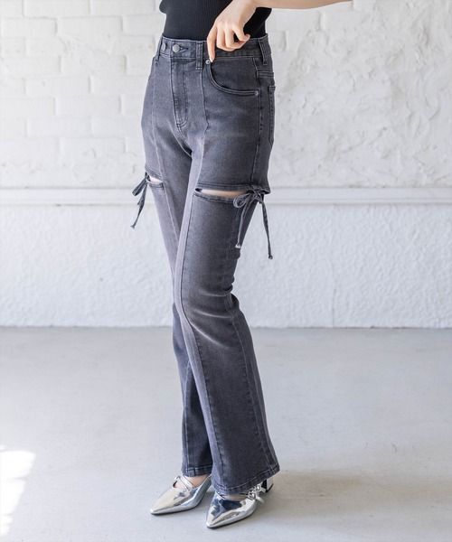 clear（クリア）の「【低身長対応／サイズ展開あり】サイドスリットリボン付きフレアデニムパンツ[カジュアル  ガーリー 着回し抜群 フェミニン]（デニムパンツ・レディース・ライトブルー/ブラック・S/PS/M）」の2枚目の写真