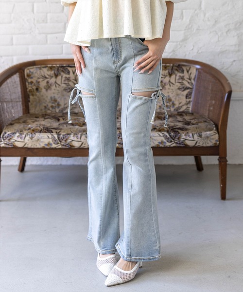 clear（クリア）の「【低身長対応／サイズ展開あり】サイドスリットリボン付きフレアデニムパンツ[カジュアル  ガーリー 着回し抜群 フェミニン]（デニムパンツ・レディース・ライトブルー/ブラック・S/PS/M）」の3枚目の写真