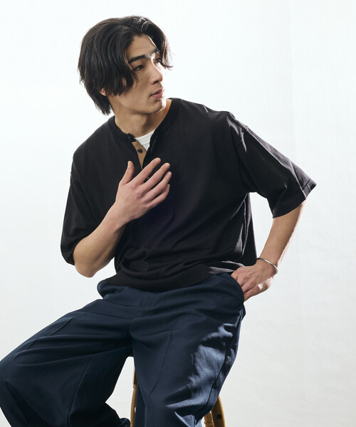 FREAK'S STORE（フリークスストア）の「限定展開 Relax Fit リラックスフィット クールタッチ 配色ヘンリーネック プルオーバー（その他トップス・メンズ・ブラック/チャコールグレー/ブラウン/ネイビー・LARGE/MEDIUM）」の7枚目の写真