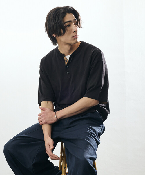FREAK'S STORE（フリークスストア）の「限定展開 Relax Fit リラックスフィット クールタッチ 配色ヘンリーネック プルオーバー（その他トップス・メンズ・ブラック/チャコールグレー/ブラウン/ネイビー・LARGE/MEDIUM）」の8枚目の写真