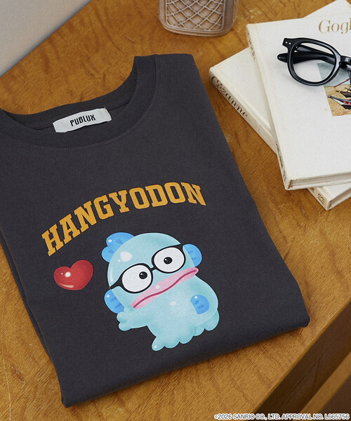 PUBLUX(パブリュクス)の「PUBLUX/パブリュクス ”SANRIO CHARACTERS/サンリオキャラクターズ” 眼鏡 カレッジ風 プリントTシャツ 限定展開(Tシャツ/カットソー・レディース・ブラック/ピンク/ライトグレー/ネイビー/オフホワイト/チャコールグレー・フリ-)」の4枚目の写真