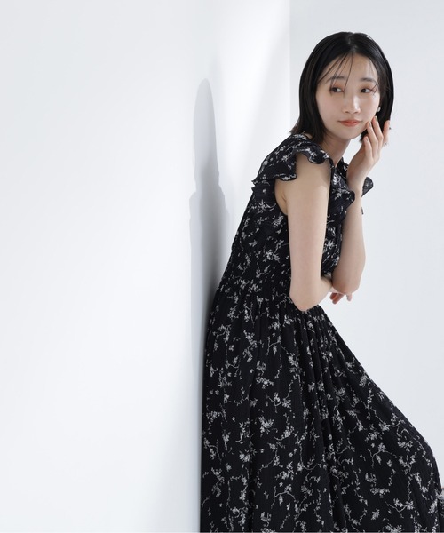NATURAL BEAUTY BASIC(ナチュラルビューティーベーシック)の「フラワープリントフリルワンピース(ワンピース・レディース・ホワイト系その他/ブラック系その他2/ブルー系その他2・MEDIUM/P/S)」の1枚目の写真