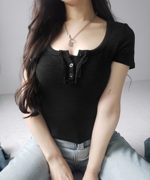 me+em select(ミームセレクト)の「【 2color 】スクエアヘンリーネック半袖ピチTシャツ /square henley neck short sleeve pichi T-Shirt(Tシャツ/カットソー・レディース・ホワイト/ブラック・FREE)」の4枚目の写真