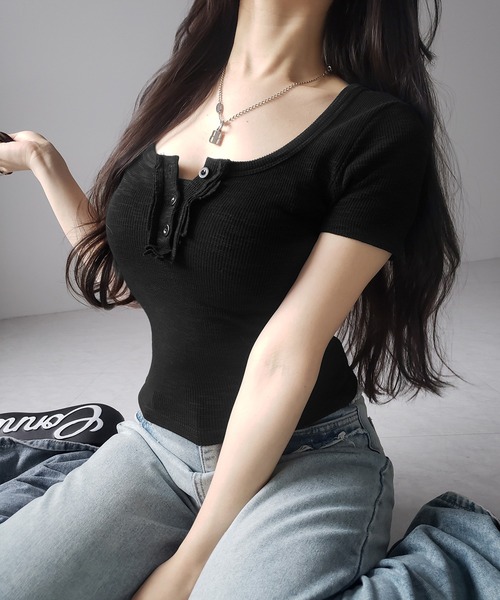 me+em select(ミームセレクト)の「【 2color 】スクエアヘンリーネック半袖ピチTシャツ /square henley neck short sleeve pichi T-Shirt(Tシャツ/カットソー・レディース・ホワイト/ブラック・FREE)」の5枚目の写真