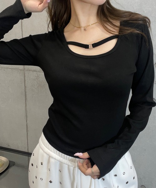 ROGER AND RAW(ロジャーアンドロウ)の「カットアウト胸ストラップ クロップドトップス(Tシャツ/カットソー・レディース・ブラック/レッド・FREE)」の15枚目の写真