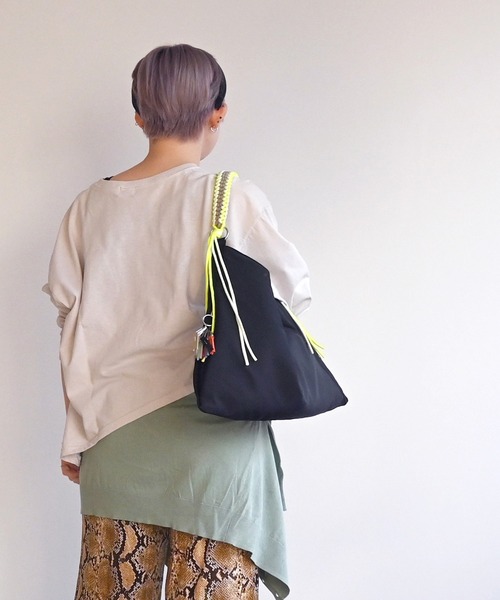 Cheek(チーク)の「neon handle TA shoulder(ショルダーバッグ・レディース・ブラック/グレー/キャメル・FREE)」の2枚目の写真