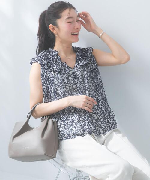 URBAN RESEARCH ROSSO WOMEN(アーバンリサーチ ロッソ)の「フラワープリントフリルブラウス(シャツ/ブラウス・レディース・イエロー/ネイビー/グレー・FREE)」の1枚目の写真