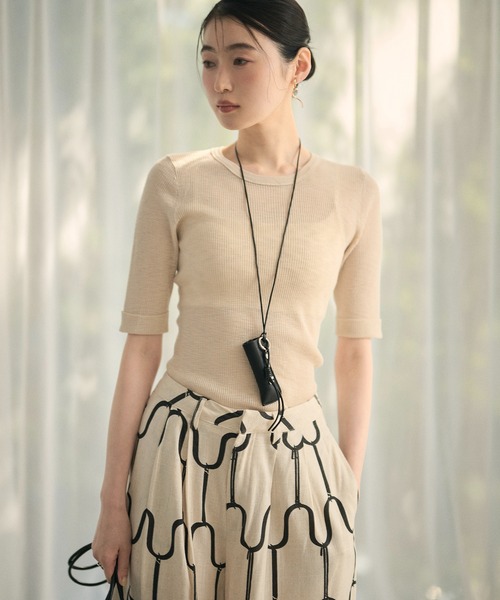 LAULEN（ローレン）の「roll up sleeves semi sheer rib tops /ロールアップスリーブセミシアーリブニット（Tシャツ/カットソー・レディース・モカ/チャコールグレー/アイボリー/グレイッシュベージュ/ブラック・FREE）」の2枚目の写真