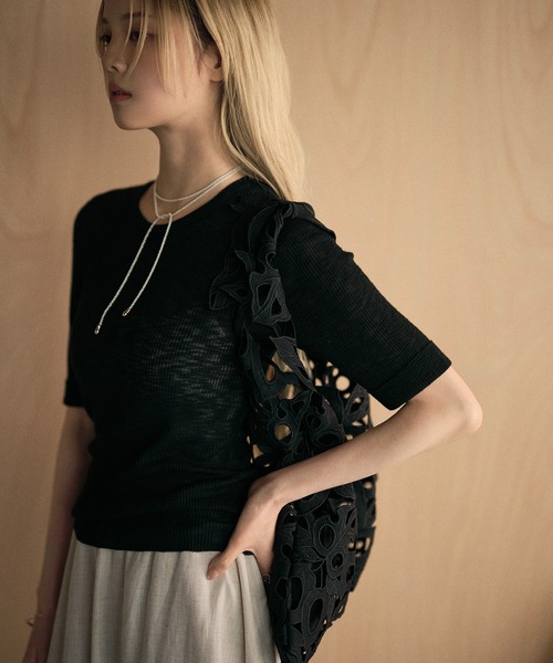 LAULEN（ローレン）の「roll up sleeves semi sheer rib tops /ロールアップスリーブセミシアーリブニット（Tシャツ/カットソー・レディース・モカ/チャコールグレー/アイボリー/グレイッシュベージュ/ブラック・FREE）」の6枚目の写真