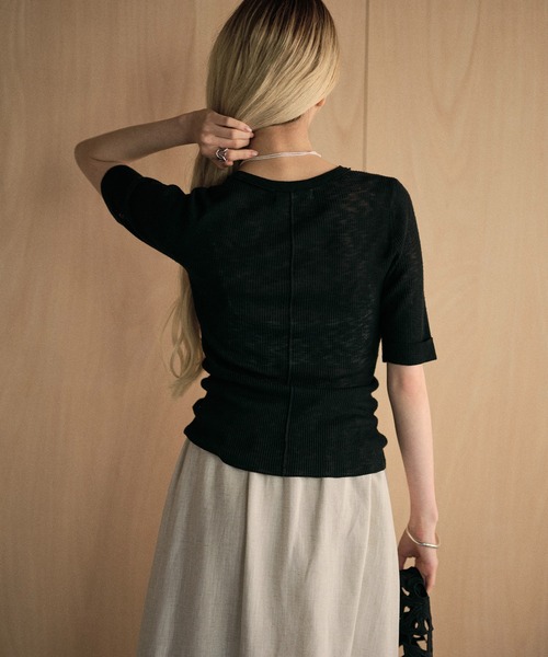 LAULEN（ローレン）の「roll up sleeves semi sheer rib tops /ロールアップスリーブセミシアーリブニット（Tシャツ/カットソー・レディース・モカ/チャコールグレー/アイボリー/グレイッシュベージュ/ブラック・FREE）」の8枚目の写真