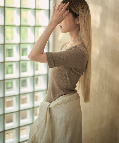 LAULEN（ローレン）の「roll up sleeves semi sheer rib tops /ロールアップスリーブセミシアーリブニット（Tシャツ/カットソー・レディース・モカ/チャコールグレー/アイボリー/グレイッシュベージュ/ブラック・FREE）」の19枚目の写真