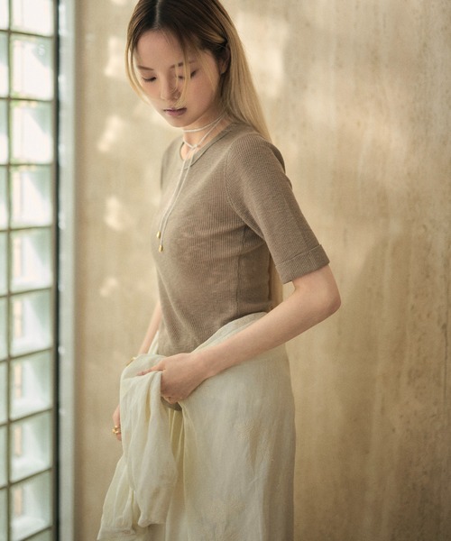 LAULEN（ローレン）の「roll up sleeves semi sheer rib tops /ロールアップスリーブセミシアーリブニット（Tシャツ/カットソー・レディース・モカ/チャコールグレー/アイボリー/グレイッシュベージュ/ブラック・FREE）」の20枚目の写真