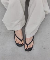 feepur（フェピュール）の「【6サイズ展開】フェイクレザースクエアトングサンダル（サンダル）」