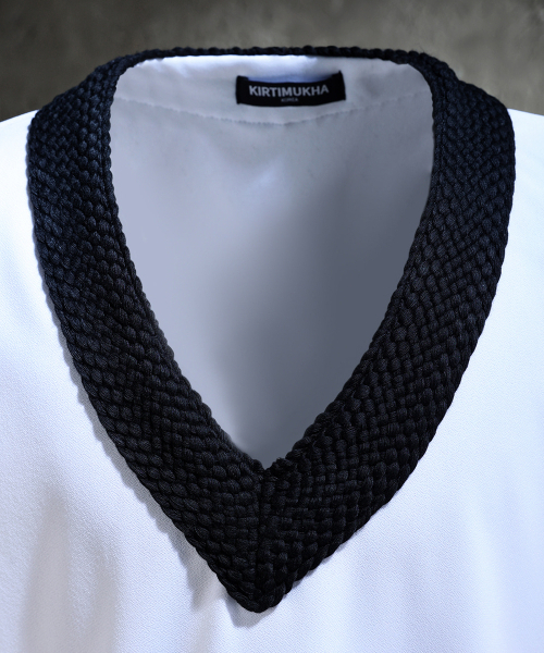 KIRTIMUKHA(キールティムカ)の「刺繍ブラックロープVネック半袖Tシャツホワイト(Tシャツ/カットソー・メンズ・その他・FREE)」の3枚目の写真