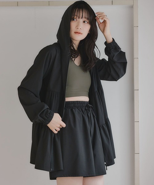 slattgir（スラットジール）の「高身長　ティアードデザインラッシュガードパーカー（ＵＶカット・接触冷感・吸水速乾・はっ水）（トールサイズ）（ラッシュガード・レディース・ブラック/ライトベージュ・TLL/T3L/T4L/T5L/TM/TL）」の3枚目の写真