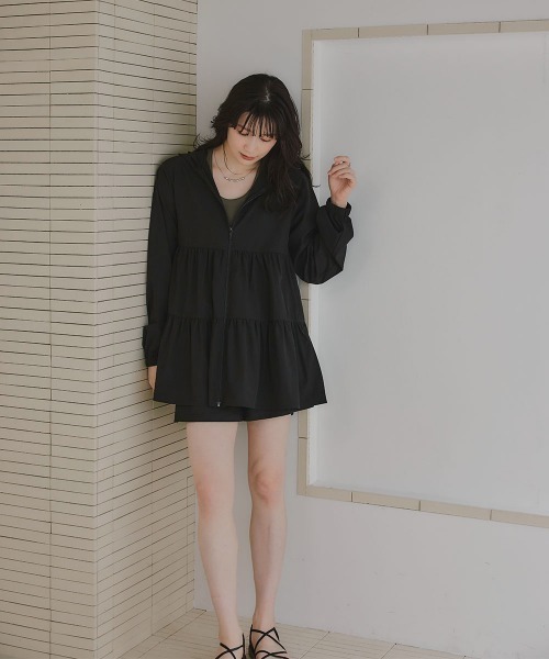 slattgir（スラットジール）の「高身長　ティアードデザインラッシュガードパーカー（ＵＶカット・接触冷感・吸水速乾・はっ水）（トールサイズ）（ラッシュガード・レディース・ブラック/ライトベージュ・TLL/T3L/T4L/T5L/TM/TL）」の6枚目の写真