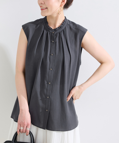 B.C STOCK(ベーセーストック)の「手洗い可 / セルロースフリルネックフレンチトップス(シャツ/ブラウス・レディース・チャコールグレー/ブラウン/ライトグレー・FREE)」の2枚目の写真