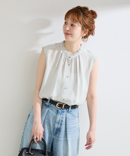 B.C STOCK(ベーセーストック)の「手洗い可 / セルロースフリルネックフレンチトップス(シャツ/ブラウス・レディース・チャコールグレー/ブラウン/ライトグレー・FREE)」の3枚目の写真