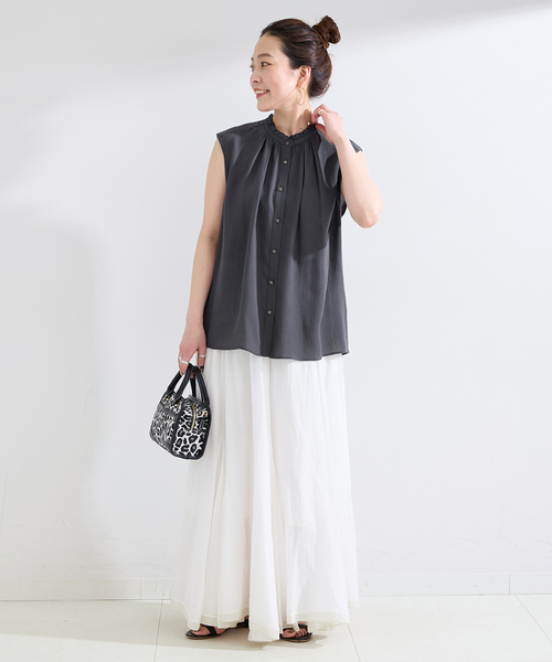 B.C STOCK(ベーセーストック)の「手洗い可 / セルロースフリルネックフレンチトップス(シャツ/ブラウス・レディース・チャコールグレー/ブラウン/ライトグレー・FREE)」の4枚目の写真