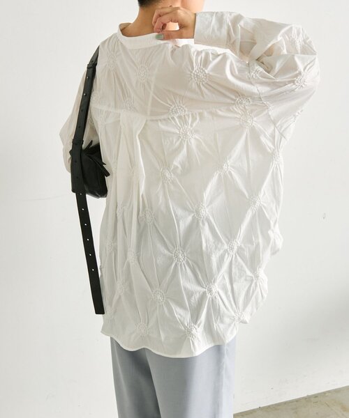 ear PAPILLONNER(イアパピヨネ)の「デザインギャザーブラウス【SUM1 STYLE】(シャツ/ブラウス・レディース・ホワイト/ブラック・FREE)」の21枚目の写真