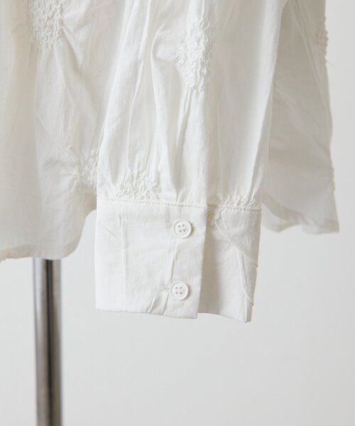ear PAPILLONNER(イアパピヨネ)の「デザインギャザーブラウス【SUM1 STYLE】(シャツ/ブラウス・レディース・ホワイト/ブラック・FREE)」の5枚目の写真