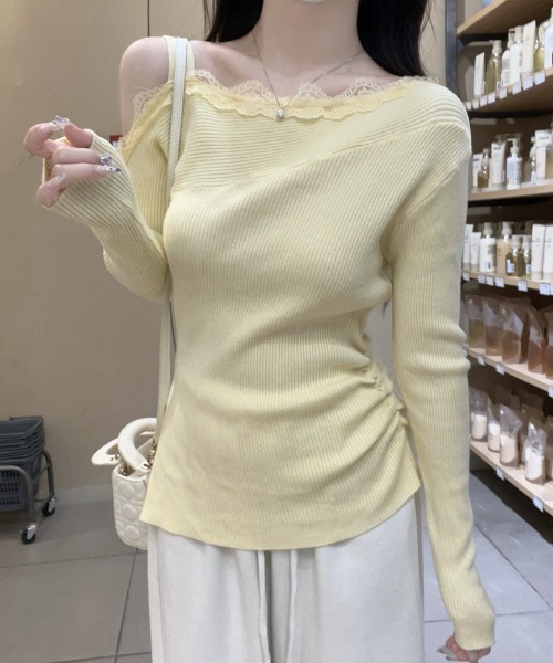LUCPY(ラクピー)の「レースオフショルダーリブニットトップス(その他トップス・レディース・ブラック/アイボリー/ホワイト/レッド・FREE)」の2枚目の写真