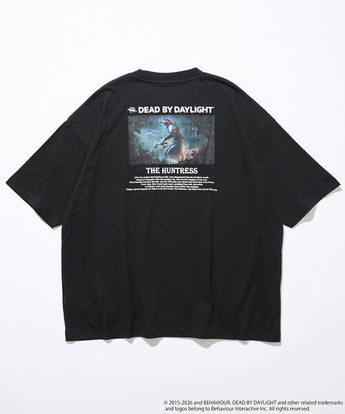 FREAK'S STORE(フリークスストア)の「DEAD BY DAYLIGHT 別注 THE HUNTRESS フォト バックプリント クルーネックTシャツ(Tシャツ/カットソー・メンズ・ブラック/ホワイト・MEDIUM/LARGE/X-LARGE)」の11枚目の写真