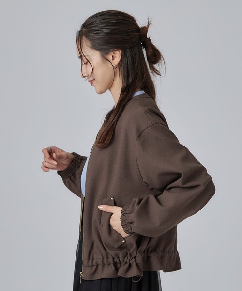 SHOO・LA・RUE（シューラルー）の「【洗濯後しわになりにくい/S-LL】裾ドロストフリルブルゾン（ブルゾン・レディース・ブラウン系その他/ブラック/ライトグレー・01/04/03/02）」の16枚目の写真