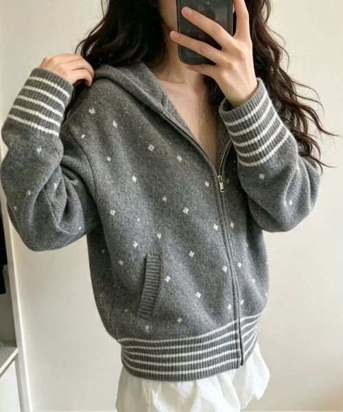 AVYL(アヴィル)の「ラインリブドットドット柄フルジップニットパーカー(ニット/セーター・レディース・グレー・M)」の3枚目の写真