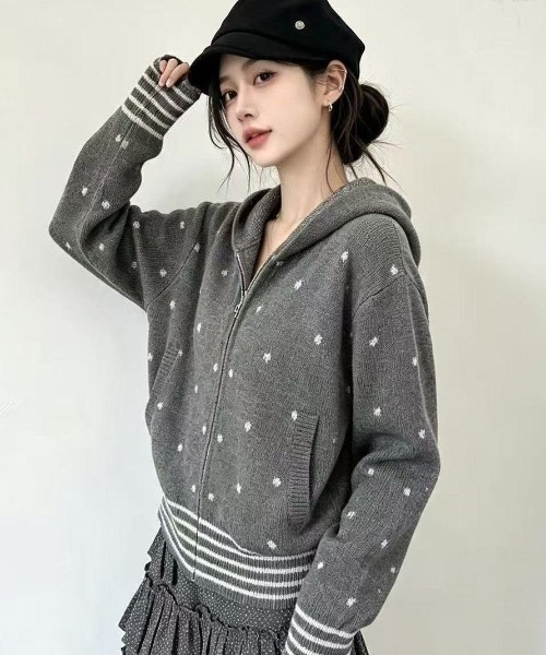 AVYL(アヴィル)の「ラインリブドットドット柄フルジップニットパーカー(ニット/セーター・レディース・グレー・M)」の4枚目の写真