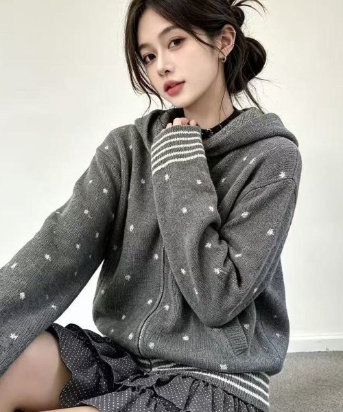 AVYL(アヴィル)の「ラインリブドットドット柄フルジップニットパーカー(ニット/セーター・レディース・グレー・M)」の5枚目の写真