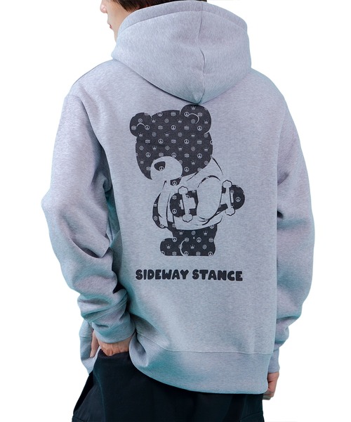 SIDEWAY STANCE(サイドウェイスタンス)の「【SIDEWAY STANCE】モノグラム ダウナーベア 裏起毛 プルパーカー(パーカー・メンズ・ネイビー/杢グレー・MEDIUM/LARGE/X-LARGE)」の2枚目の写真